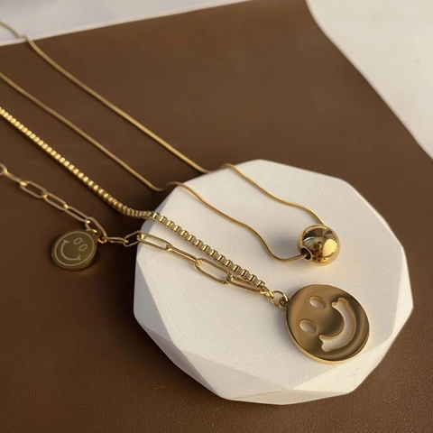 Collar De Doble Capa Con Colgante De Cara Sonriente Hueca Y Cuenta Redonda De Acero De Titanio Joyería Minimalista Para Mujer