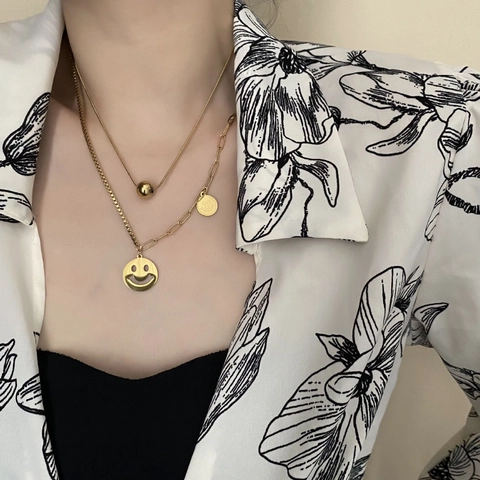 Collar De Doble Capa Con Colgante De Cara Sonriente Hueca Y Cuenta Redonda De Acero De Titanio Joyería Minimalista Para Mujer