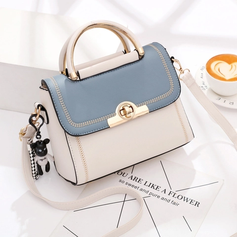 Borsa a Tracolla da Donna alla Moda Colorblock Con Manico in Metallo Borsa a Tracolla in Pelle PU Elegante Borsa Quadrata a Lembo con Ciondolo a Orso