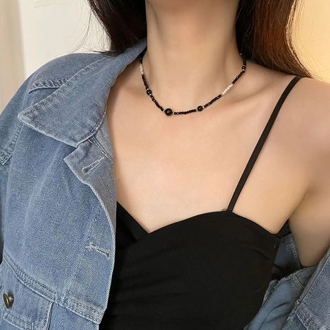 Elegant Beaded Necklace Retro Black Agate And White Shell Artificial Pearl Choker Light Luxury Titanium Steel Chain For Women