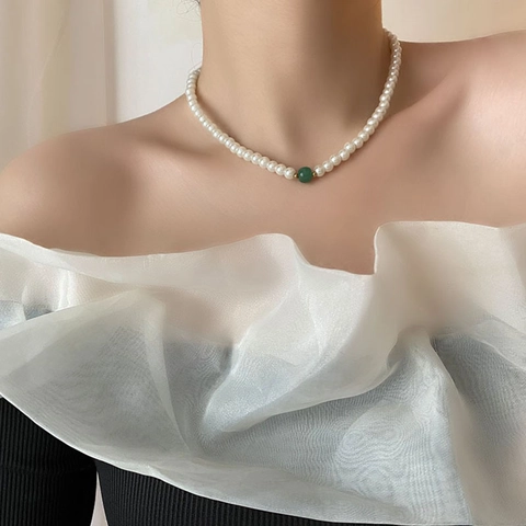 French Style Elegant Glass Artificial Pearl Necklace With Green Accent Bead Titanium Steel Gold Plated Clavicle Chain For Women