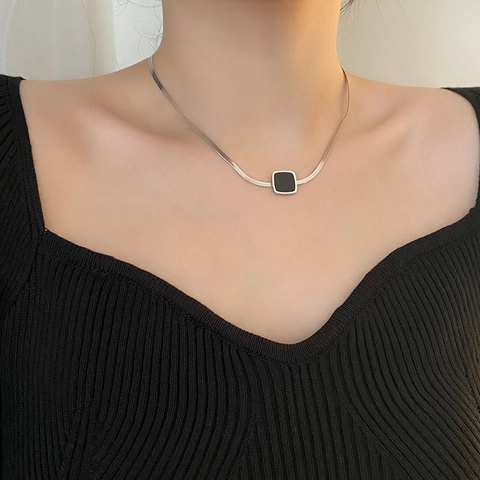 Minimalistische Titanstahl Halskette Für Damen Quadratischer Schwarzer Anhänger Retro Schlangenknochenkette Schmuck