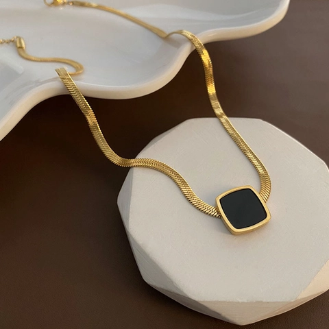 Minimalistische Titanstahl Halskette Für Damen Quadratischer Schwarzer Anhänger Retro Schlangenknochenkette Schmuck