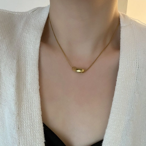 Minimalistische Titanstahl Halskette Mit Gedrehtem Geometrischem Barren Anhänger Schlangenkette Für Damen
