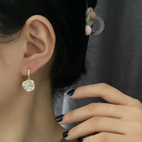 Camellia Flower Dangle Earrings For Women French Retro Elegant Gold Plated Copper White Shell Texture Jewelry