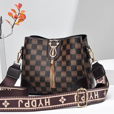 Bolso Cubo de Cuero PU Vintage para Mujer con Estampado de Cuadros y Letras Correa Ancha Bolso de Hombro con Herrajes de Gato Borla