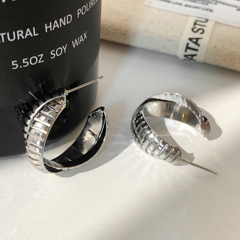 Texturierte Kupfer Creolen Für Damen C-Form Silberfarben Streifen Geometrischer Minimalistischer Modeschmuck