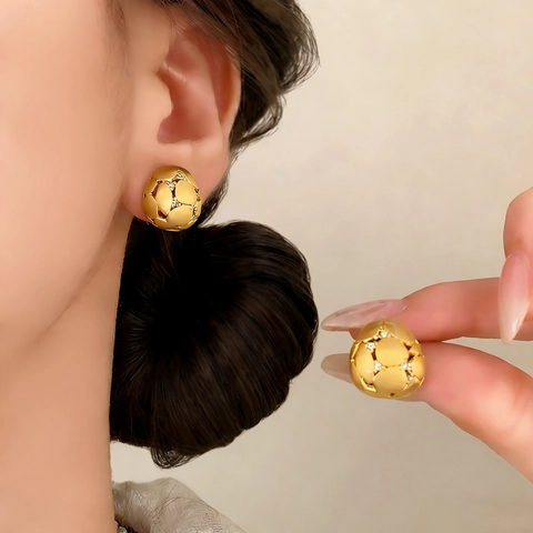Orecchini A Lobo In Rame Con Micro Zirconi Texture Metallo Spazzolato Forma Di Ciottolo Design Di Lusso Donna