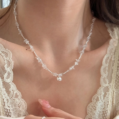 Minimalistische Transparente Weiße Kristallsplittern-Halskette Mit Kupfer-Versilbertem Kugel-Herz-Anhänger Für Damen