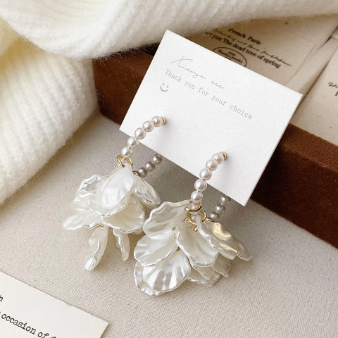 Elegantes Pendientes De Gota Con Pétalos Blancos Y Diseño De Concha De Cobre Bañado En Oro Perla Artificial Zircón Mujer