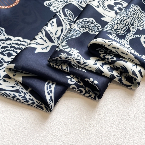 Elegante Foulard Quadrato in Raso 110cm Motivo Floreale Coniglio Pavone Scialle Protezione Solare Donna Grande Moda Avvolgente