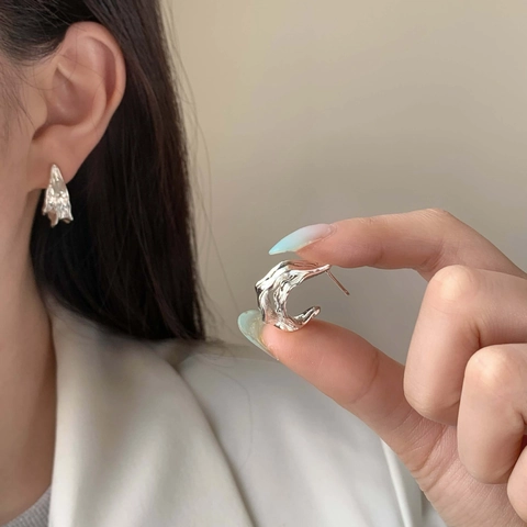Onregelmatige Geplooide Koperen Oorknopjes Vloeibaar Lava Golfontwerp High End Niche Veelzijdige Sieraden Voor Dames