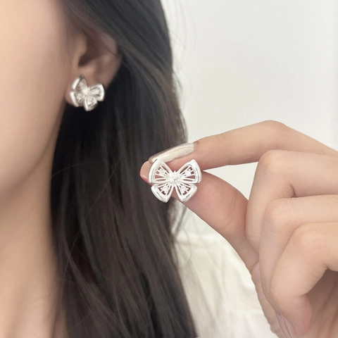 Pendientes De Botón Con Flor Hueca Nudo De Lazo Trébol De Cuatro Hojas Color Plata Con Circón Joyas De Cobre Para Mujeres