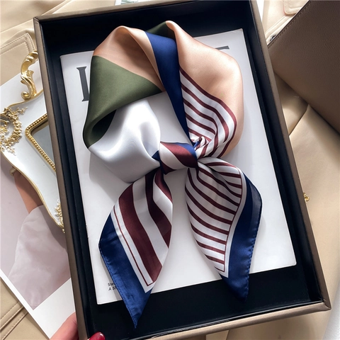 Foulard Quadrato In Imitazione Raso A Righe Geometriche Satén Stampato Moda Elegante Versatile Capelli Borsa Collo Decorativo Donne