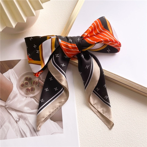 Elegantes Quadratisches Halstuch Satinnimitat Polyester Monogramm Print Haarband Modisches Damen Accessoire