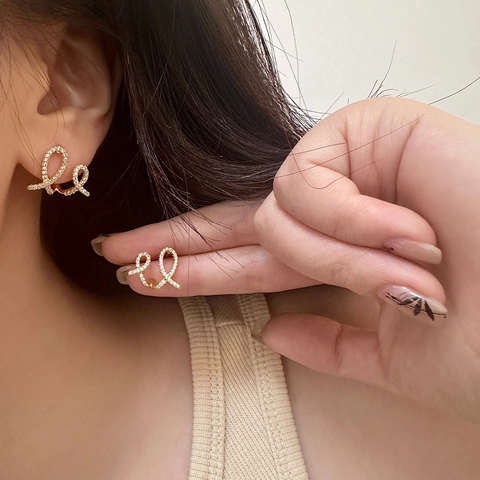 Eleganti Orecchini A Bottone Con Nastro Incrociato Ottone Con Zircone E Perno In Argento Sterling 925 Design Annodato Donna