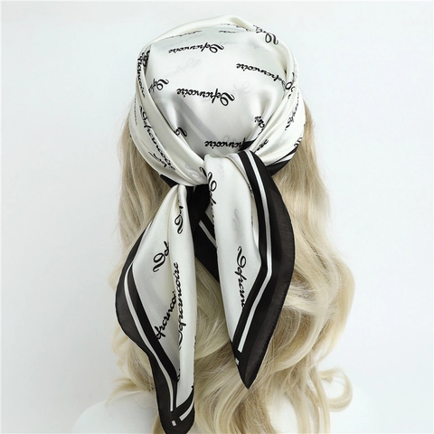 Sciarpa Quadrata Elegante In Raso Di Raso Nero Bianco Stampa Lettere Bandana Per Capelli Da Donna Versatile