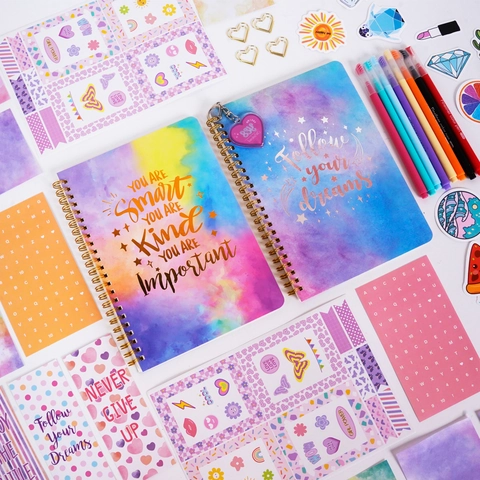 Kit Diario DIY Forniture Scrapbooking Quaderni Spirale Adesivi Penne Colorate Nastri Clip Per Bambini Ragazze Regalo