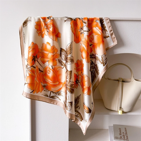 Foulard Quadrato Raso Effetto Raso Stampa Fiori Rosa Elegante Versatile Sciarpa Collo Testa Accessorio Moda Donna