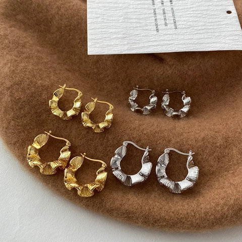Geplooide Ruches Hoop Oorbellen Getextureerde C-Vormige Golf Koper Vergulde Sieraden Voor Dames Met Koperen Oorsteker
