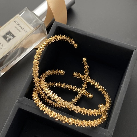 Bracciale Rigido Aperto Strutturato Oro Minimalista Per Donna Gioielli In Lega Con Estremità A Sfera Design Di Nicchia