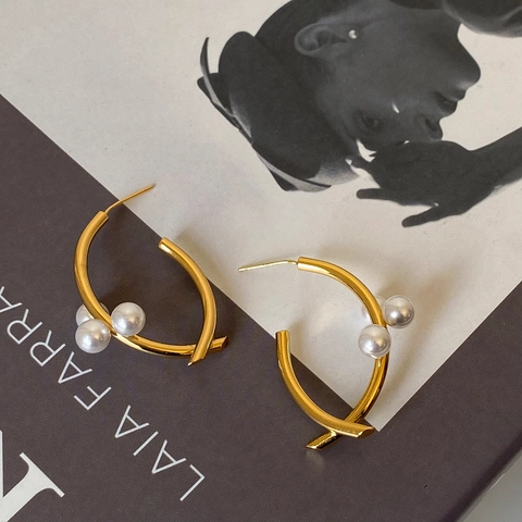 Pendientes De Botón Elegantes Con Forma De C Cruzada Cobre Con Baño De Oro Real Perla Artificial De Concha Estilo De Nicho Para Mujer