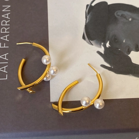 Pendientes De Botón Elegantes Con Forma De C Cruzada Cobre Con Baño De Oro Real Perla Artificial De Concha Estilo De Nicho Para Mujer