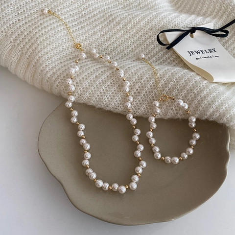 Elegante Weiße Künstliche Perlenhalskette Und Armband Mit Vergoldeten Legierungsperlen Französischer Retro-Stil Schmuck Für Damen