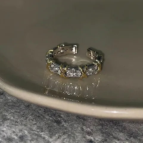 Bague Et Créoles Étincelantes En Zircon Pour Femmes Avec Design Croisé Bijoux Élégants En Cuivre Style Géométrique