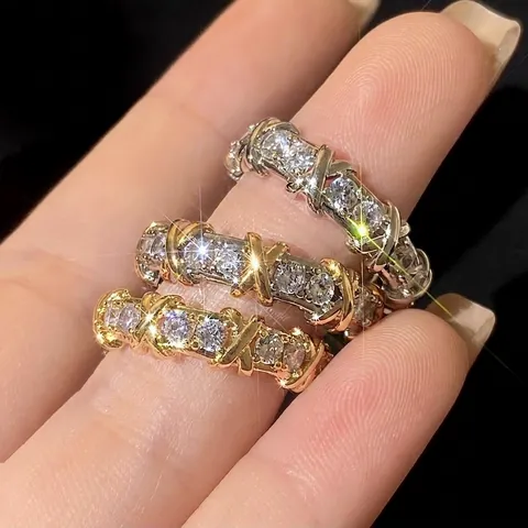 Bague Et Créoles Étincelantes En Zircon Pour Femmes Avec Design Croisé Bijoux Élégants En Cuivre Style Géométrique
