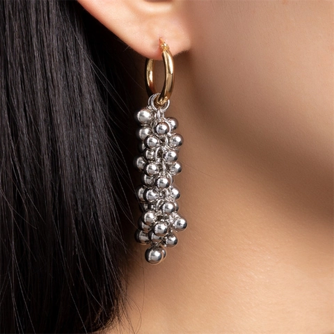 Moderne Tweekleurige Koperen Hangende Oorbellen Lange Metalen Kralen Kwastje Druifvorm Elegante Mode Sieraden Voor Dames