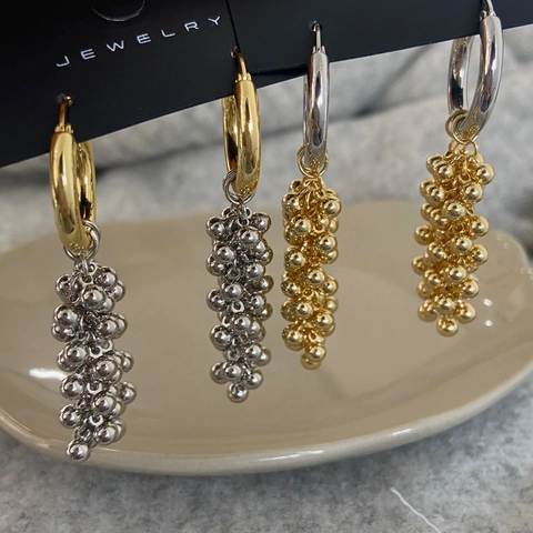 Moderne Tweekleurige Koperen Hangende Oorbellen Lange Metalen Kralen Kwastje Druifvorm Elegante Mode Sieraden Voor Dames