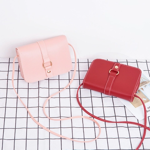 Petit sac bandoulière carré en cuir PU pour femme Boucle à anneau métallique Surpiqûres Mini sac à épaule Couleur unie Pochette de téléphone décontractée