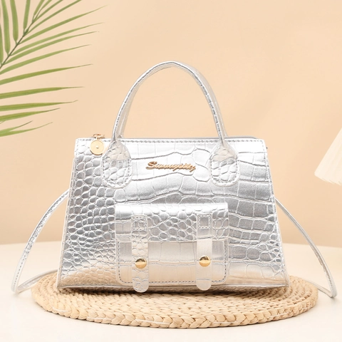 Borsa A Tracolla In Pelle PU Argento Metallizzato Con Motivo A Coccodrillo E Decorazione In Lettere Dorate Per Donna