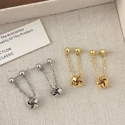 Minimalistische Franse Retro Vergulde Koperen Hangoorbellen Met In Elkaar Grijpende Knoopbal Hanger Elegante Sieraden Voor Vrouwen