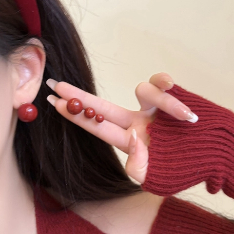 Vintage Gold Plated Copper Red Bean Stud Earrings For Women Elegant Round Resin Ball Small Earrings Fashion Jewelry Gift