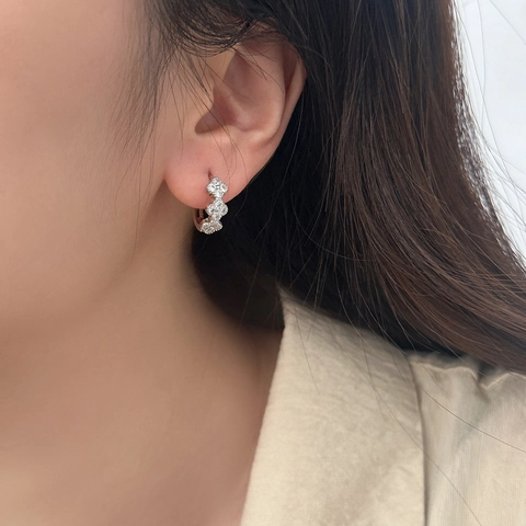 Orecchini A Cerchio Huggie Con Fiori In Zircone Scintillante Eleganti Gioielli Floreali In Rame Per Donne Stile Di Lusso