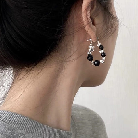 Minimalistische Schwarze Perlen Creolen Unregelmäßige Silberne Flüssigmetall Textur Kupfer Vergoldet Französisch Retro Eleganter Schmuck