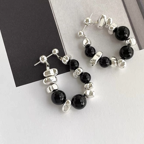 Minimalistische Schwarze Perlen Creolen Unregelmäßige Silberne Flüssigmetall Textur Kupfer Vergoldet Französisch Retro Eleganter Schmuck