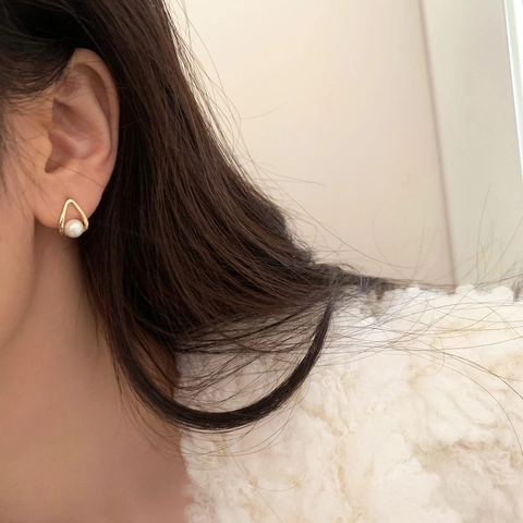 Orecchini A Lobo Con Perla Artificial Di Conchiglia A Triangolo Geometrico Cavo Con Perno In Argento Sterling 925 Elegante