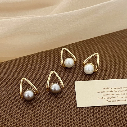Orecchini A Lobo Con Perla Artificial Di Conchiglia A Triangolo Geometrico Cavo Con Perno In Argento Sterling 925 Elegante