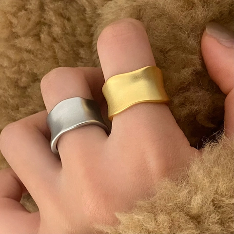 Anillo De Banda Ancha Con Ondas Irregulares Minimalistas De Cobre Chapado En Oro Plata Mate Abierto Ajustable Para Mujer
