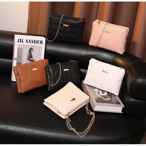 Women Quilted PU Leather Shoulder Bag Gold Chain Crossbody Small Square Purse Chic Heart Pattern Elegant Chic Handbag