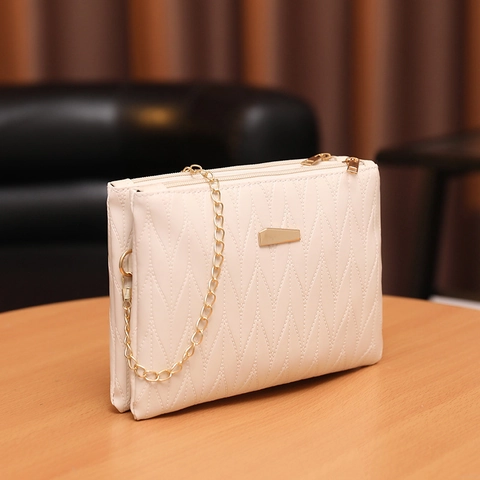 Women Quilted PU Leather Shoulder Bag Gold Chain Crossbody Small Square Purse Chic Heart Pattern Elegant Chic Handbag