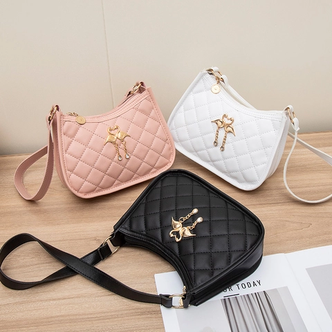 Bolso de Axila Acolchado para Mujer Bolso de Hombro de Cuero PU Con Decoración de Metal de Flamenco y Borla de Strass Moda