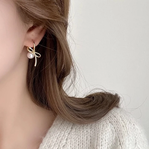 Orecchini Di Künstliche Perle Con Fiocco Base In Rame Pendente In Perla Artificial Di Conchiglia Elegante Stile Lusso Semplice Gioielli Donna