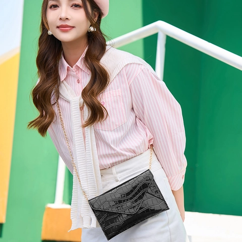 Women Crocodile Pattern Crossbody Bag PU Leather Envelope Clutch Metallic Shiny Metal Chain Strap Retro Small Square