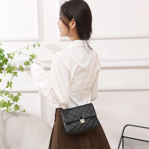 Women's Elegant Quilted Rhombic Shoulder Bag PU Leather Golden Chain Strap Small Square Crossbody Bag Solid Color Evening Satchel