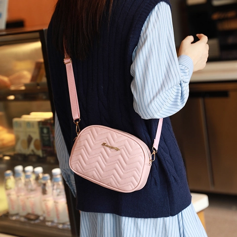Borsa Tracolla Donna Pelle PU Trapuntata V Ricamo Onde Borsa Fotocamera Con Tracolla Larga Regolabile Hardware Dorato Conchiglia