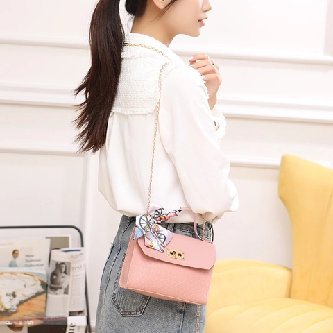 Sac à Bandoulière Femme en Similicuir PU Texture Tissée Poignée avec Foulard Petit Sac Carré avec Chaîne Dorée